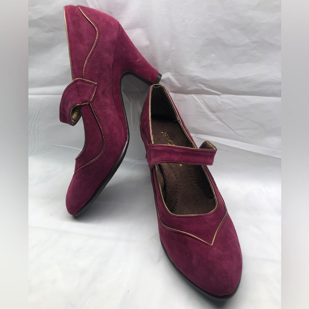 Aerosoles magenta suede pumps